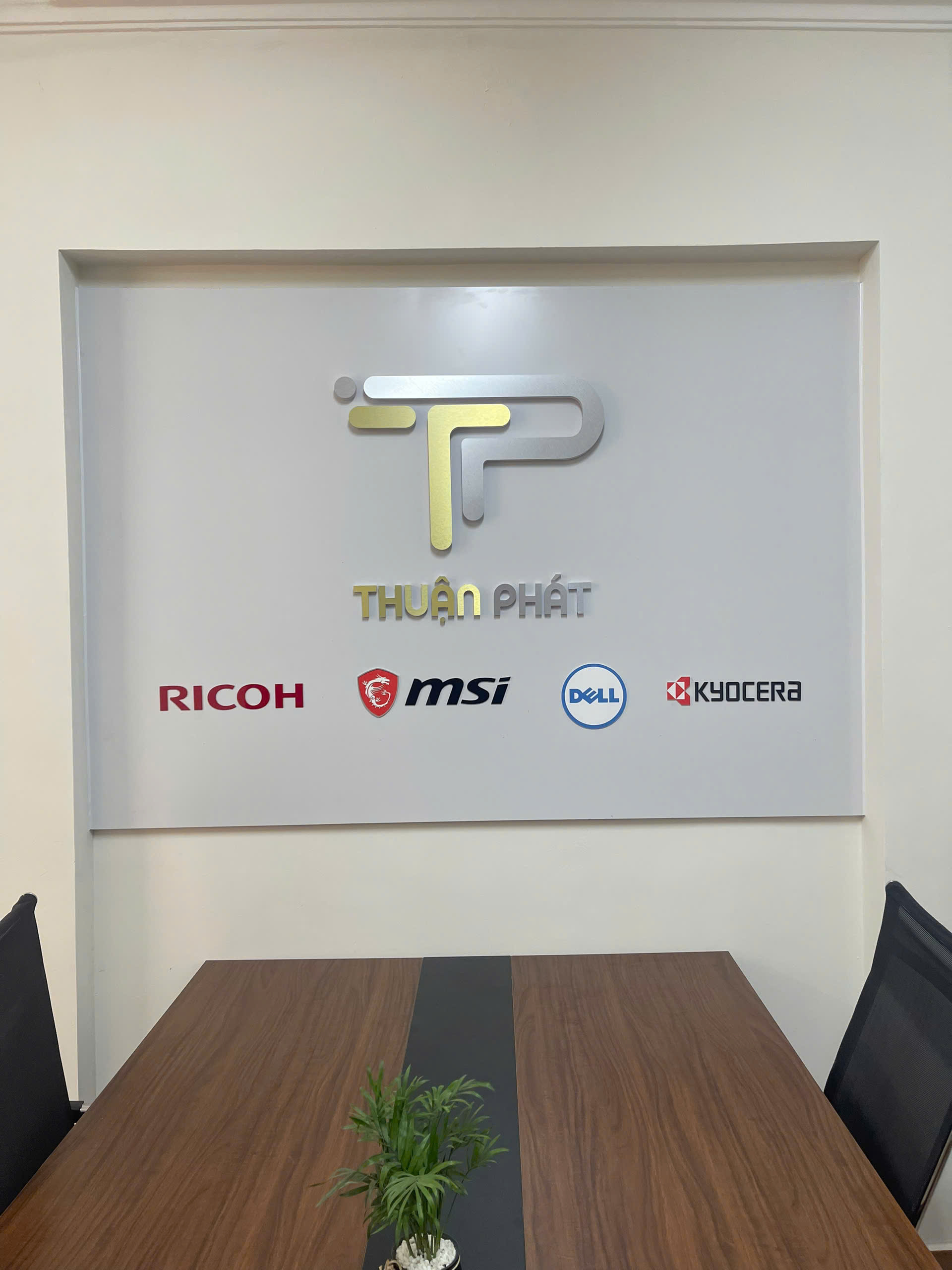 Dự Án Thi Công Biển Hiệu Quảng Cáo Cửa Hàng Thuận  – Nội Thất T&T